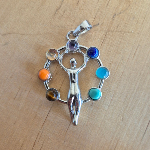 Hangertje chakra met vrouw rond