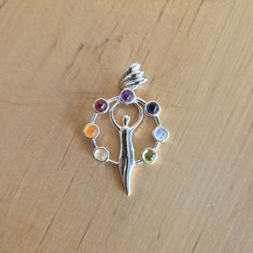 Hangertje chakra met vrouw rond