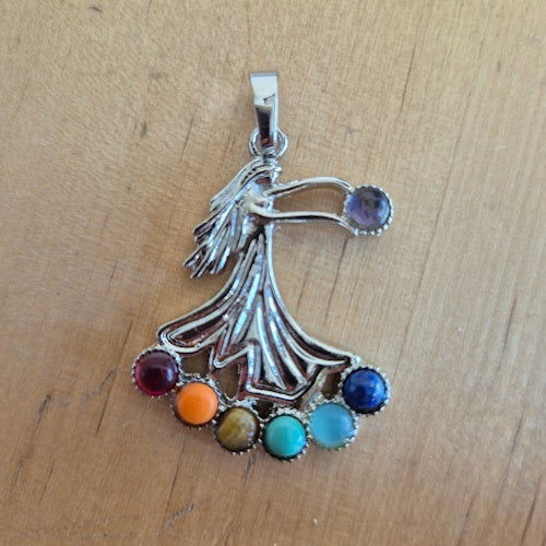 Hangertje chakra met dansende vrouw